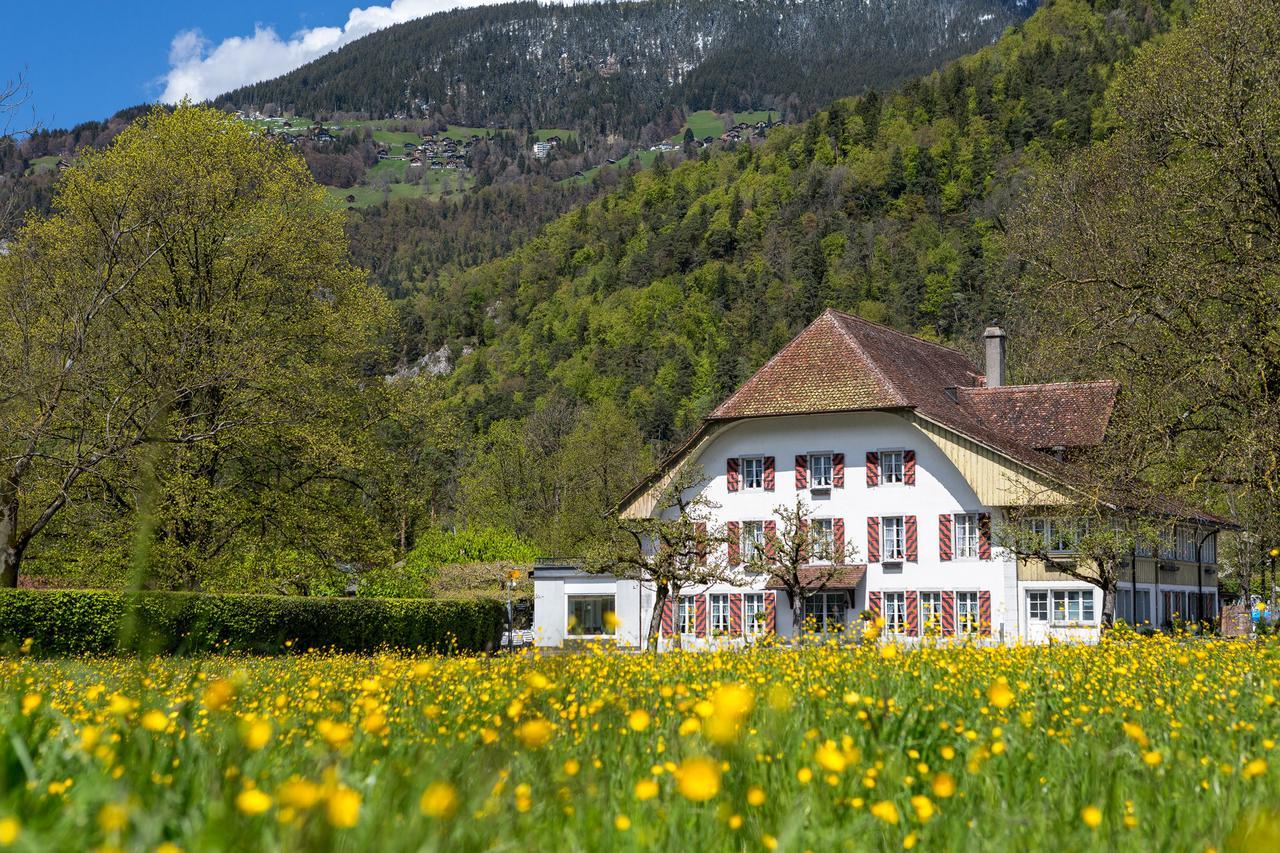 Neuhaus Golf- & Strandhotel Unterseen Exterior photo